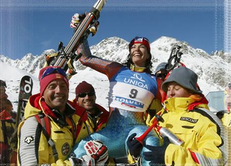 María José Rienda a hombros del equipo con los esquís en alto, dorsal 9 de Sölden
