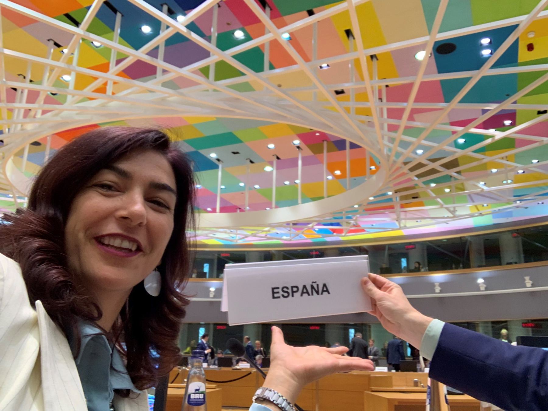 María José Rienda en el Consejo de Ministros de la Unión Europea, con el cartel de España