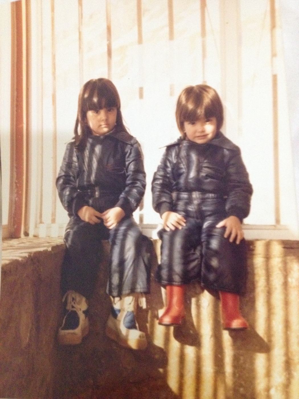 Dos niñas sentadas en un banco, en una foto antigua