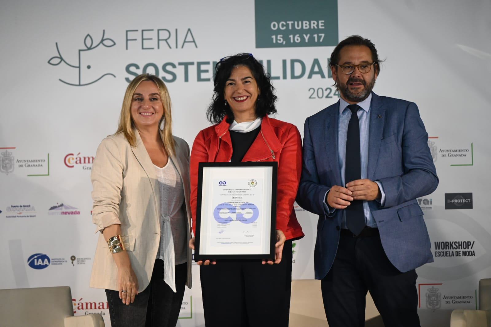 María José Rienda recoge un certificado en una feria de sostenibilidad
