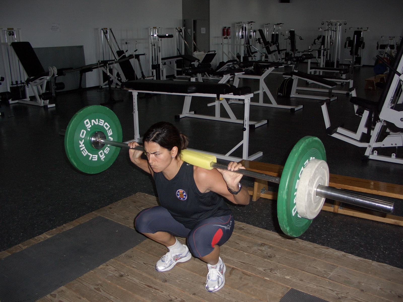 María José Rienda haciendo sentadillas con barra en un gimnasio