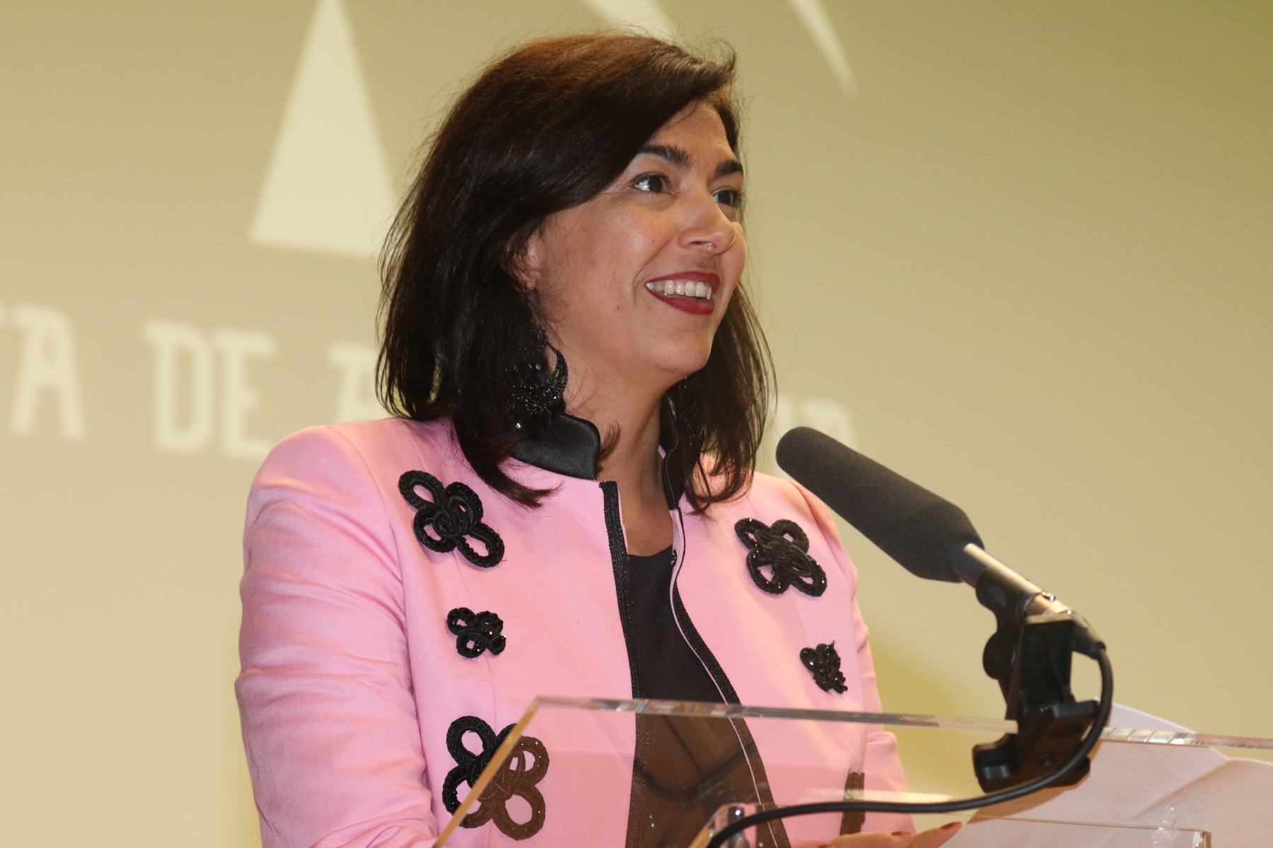 María José Rienda habla en un atril como directora general de la Junta de Andalucía