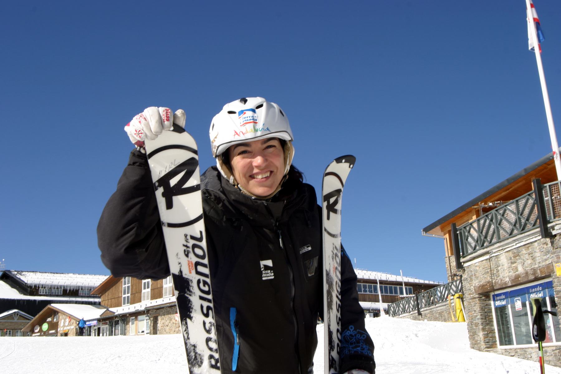 María José Rienda con casco y esquís al hombro en Sierra Nevada