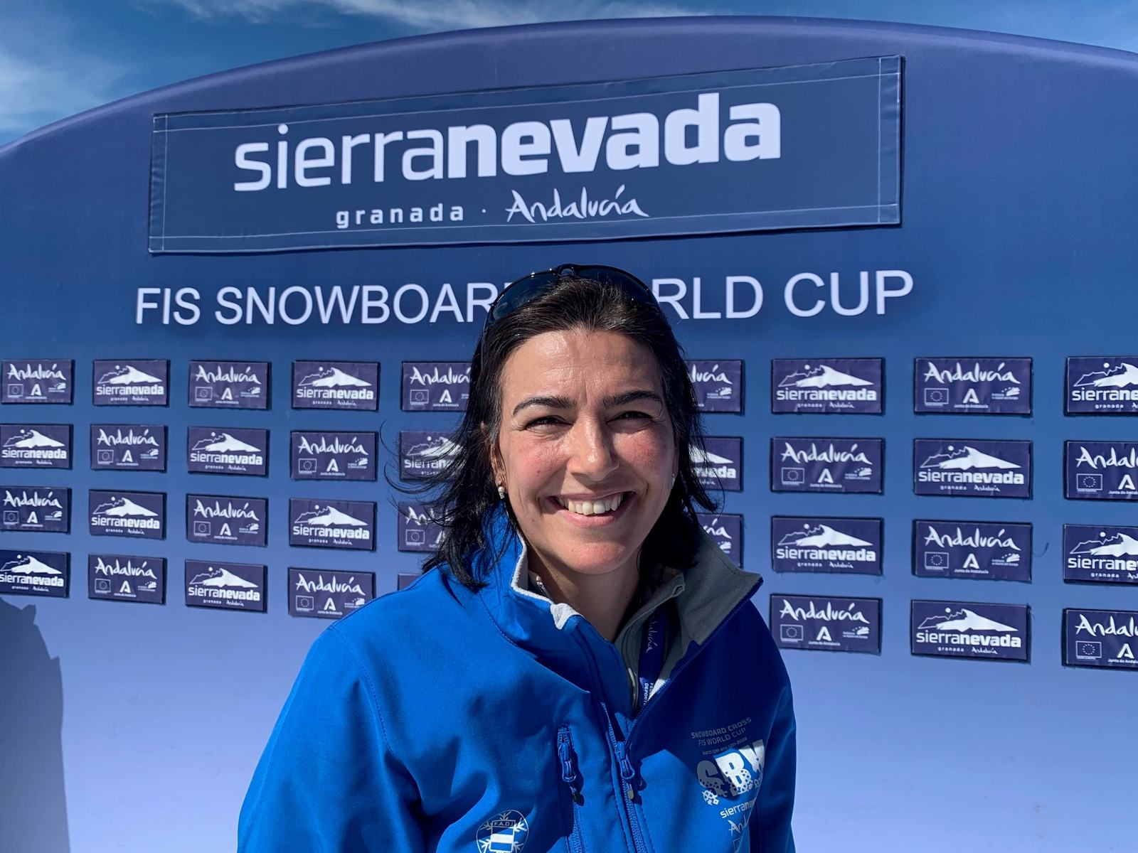María José Rienda sonriente ante el panel de la Copa del Mundo de Snowboard de Sierra Nevada