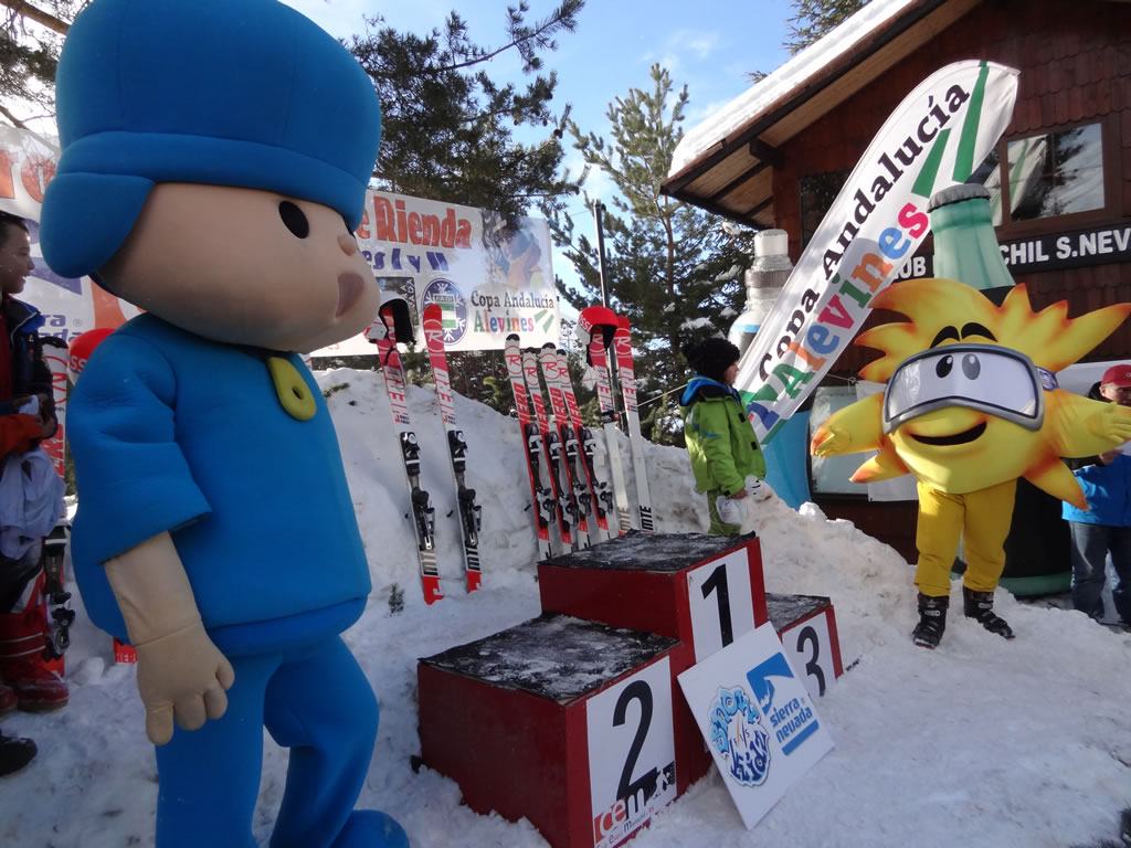 Podio del Trofeo María José Rienda con las mascotas de la estación